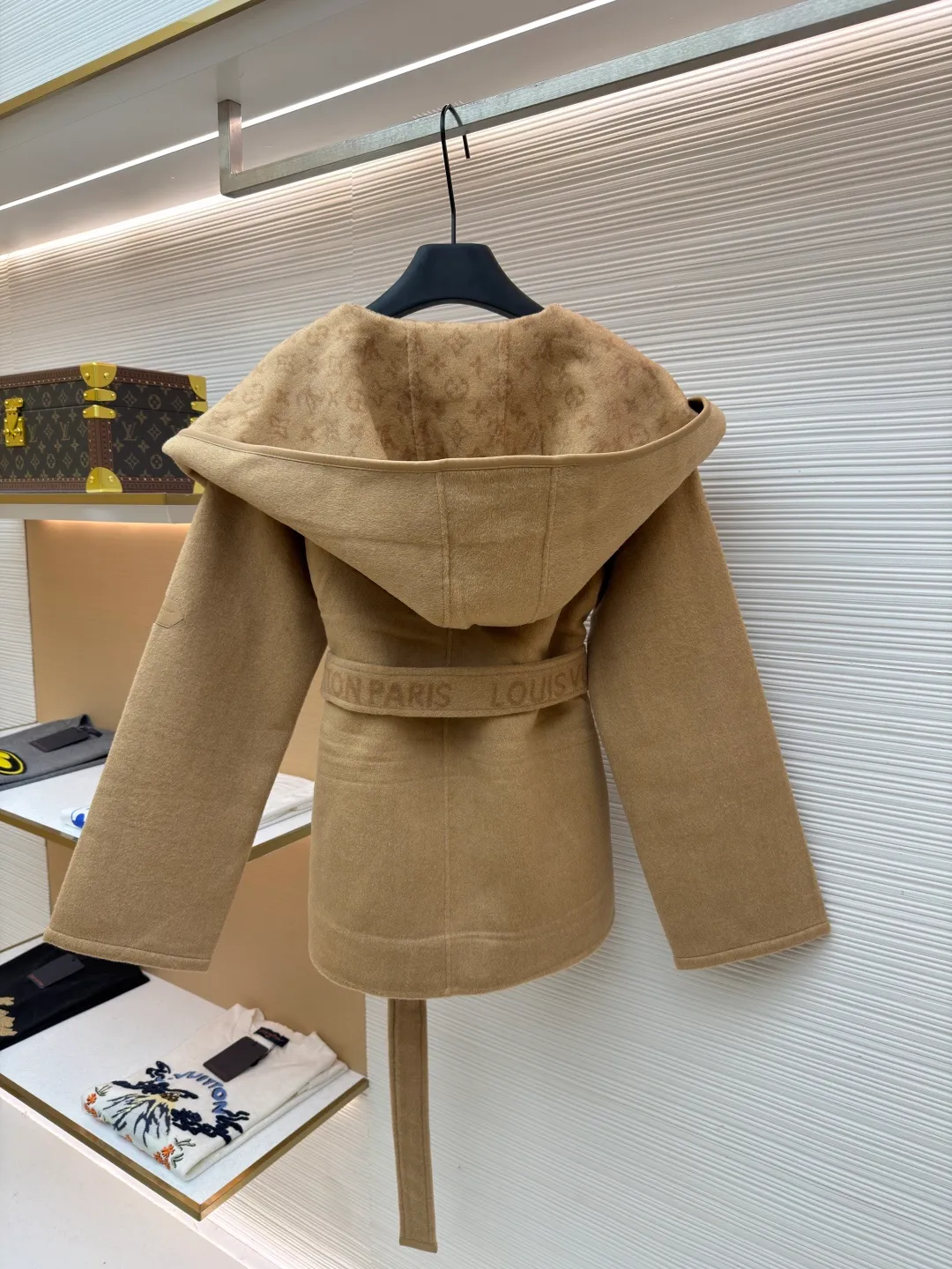 LOUIS VUITTON Wool lace-up wrap hooded coat (short style) ●Item number: 1682300-I45 ●Fabric: wool fabric ●Technology: jacquard production ●Color: khaki ●Version: loose fit ●Weight: about 1320 grams ●Size: 34-36-38-40 ●Description: This presbyopic wool coat is made of double-sided blended wool fabric imported from Italy. The main part is made of high-density matte black wool, which has been pre-shrunk and steam-set to ensure that the fabric is stiff and not easily deformed. The large lapel and belt areas use jacquard weaving technology to present the classic presbyopic pattern as a three-dimensional texture. The pattern is digitally positioned and plated to ensure that the texture is symmetrical and clear. The body of the garment is unlined and double-sided sewn to reduce the weight of the garment while improving skin-friendliness. The cuffs and hem are hand-stitched to reveal exquisite details. The waist is customized with a wide belt of the same fabric, with an adjustable buckle design with invisible stitching, allowing the silhouette to be freely adjusted; the neckline adopts a double-layer composite structure, combined with the fixation process of hand-made arch stitches, to make the large lapels more three-dimensional. Every splicing follows the precision sewing standard of 1cm/8 stitches, perfectly integrating craftsmanship and design aesthetics. The overall wiring is straight and delicate, the fabric is comfortable and soft, and the color is consistent without color difference. It can be matched with the same style to create a fashionable look and control various occasions. Customized accessories, complete with three standards, same style for men and women!